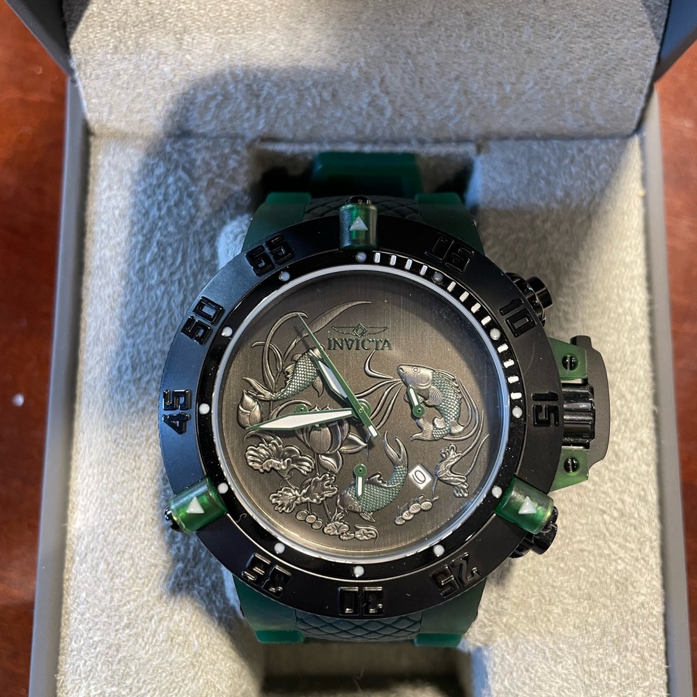NWOT INVICTA men's watch. OS adjustable rubber strap.